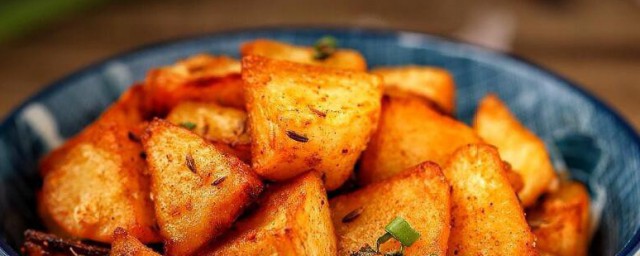 孜然土豆香肠的制作方法 孜然土豆香肠怎样制作