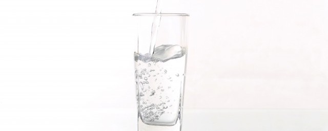 倒热水时为什么厚的玻璃杯更容易炸裂 怎样避免玻璃杯炸裂事故