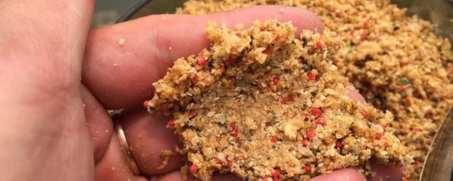 鲤鱼饵料如何使用 鲤鱼饵料使用方法