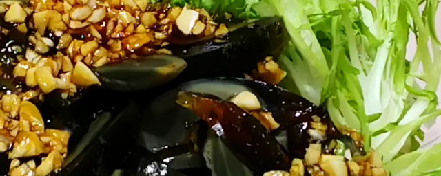 如何制作美味的苦菊拌松花蛋 制作美味的苦菊拌松花蛋的方法