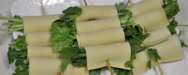 如何制作好吃的香菜金针菇豆皮卷 制作好吃的香菜金针菇豆皮卷的方法