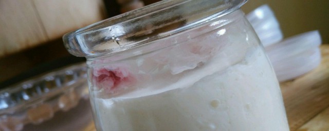 白凉粉加奶的制作方法 制作白凉粉加奶的方法