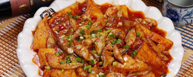 如何做鱼仔焖豆腐 怎么做鱼仔焖豆腐