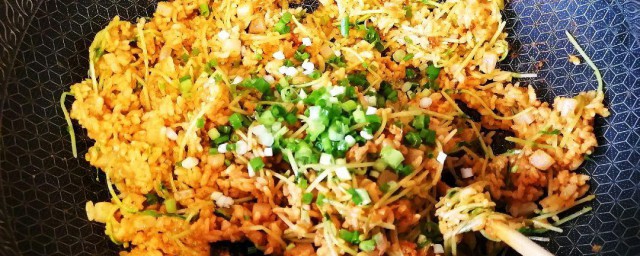 黄金鱿鱼炒饭如何做 黄金鱿鱼炒饭的烹饪技巧分享