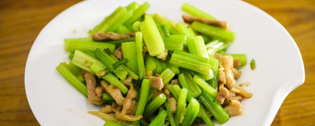 芹菜炒肉芹菜要先焯水吗 芹菜炒肉做法简介