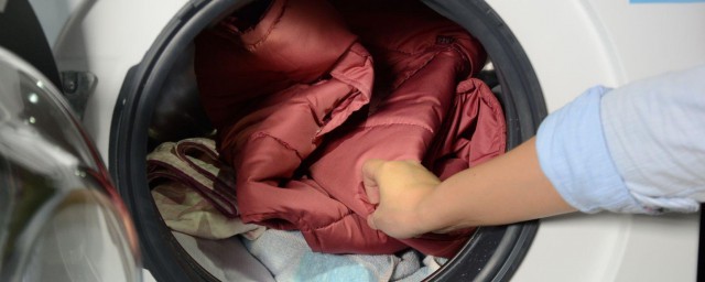 皮面羽绒服可以用洗衣机洗吗 皮面羽绒服怎样清洗呢