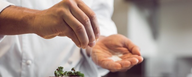 厨师炒菜放盐口诀 为什么盐放的份量有这么多学问