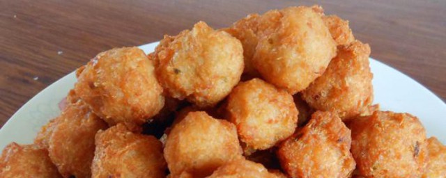 如何制作食材丰富的油炸鸡肉丸子 如何做鲜嫩多汁炸鸡肉丸子