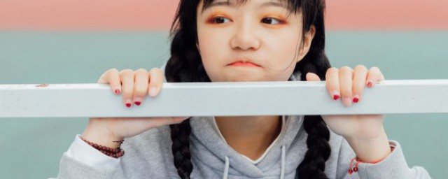 灰色卫衣衣服颜色搭配技巧 灰色卫衣衣服怎样用颜色搭配