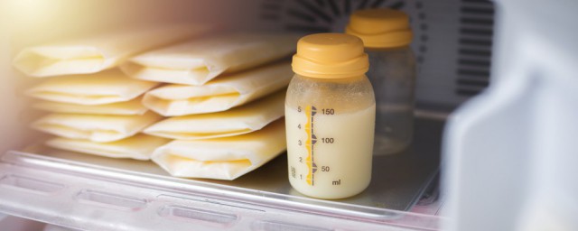 挤出来的奶如何放冰箱保鲜 母乳储存变黄正常吗