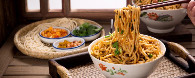 椒麻鸡炒面怎样做 椒麻鸡炒面做法