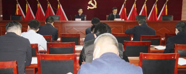 灯下黑两张皮是什么意思 灯下黑两张皮指什么