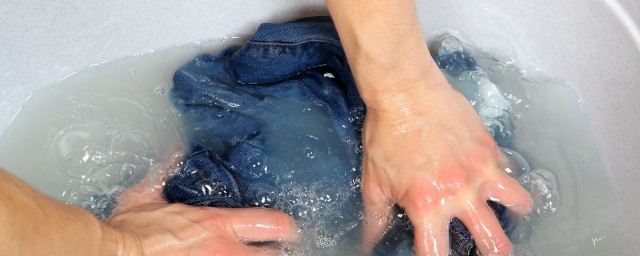 衣服上的油渍去除小妙招 衣服上很久很顽固的油渍如何去掉