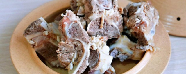 牛骨去腥的要领 牛骨汤怎么去除腥臭味