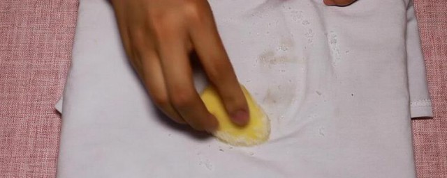 浅色衣服发黄洗白小妙招 浅色衣服发黄如何洗白