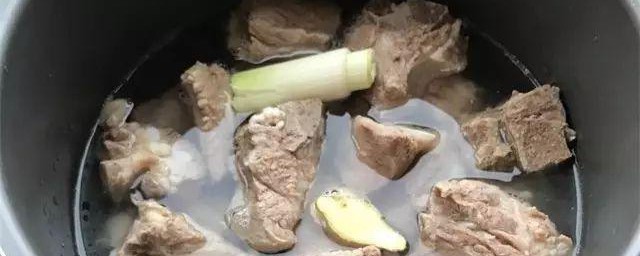 薯仔莲子煲猪排骨的做法 薯仔莲子煲猪排骨怎么做