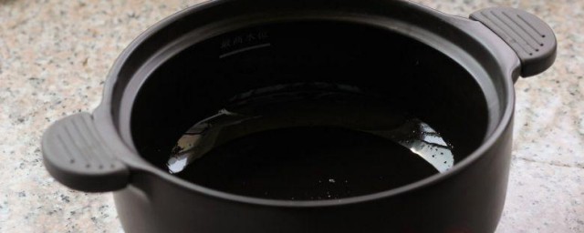 砂锅底部黑色污垢怎么清洗 砂锅底部烧黑的清洗要领介绍