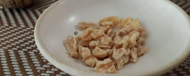 盐水桃仁的做法和配方 盐水桃仁有什么特色