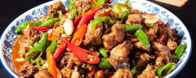 青椒炒鸡腿的做法 青椒炒鸡腿怎样做