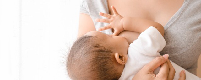 产后母乳喂养技巧 产后怎样进行母乳喂养