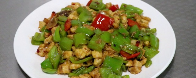 怎样制作家庭版的青椒炒鸡肉 怎样制作家庭版的青椒炒鸡肉