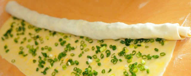葱油饼的简单制作技巧 葱油饼怎样做