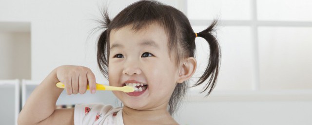 小孩子牙上有黑渍去除妙招 小孩子牙上有黑渍如何去除