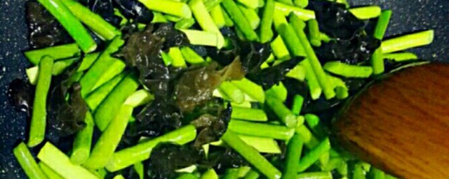 蒜苔木耳豆腐怎样做 蒜苔木耳豆腐做法