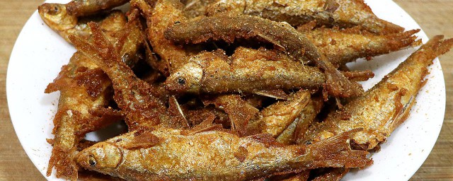 炸小鱼怎样做酥脆好吃 炸小鱼需要用面粉吗