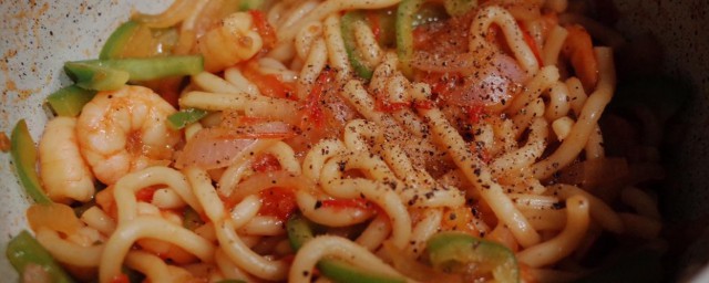 黑椒虾仁乌冬面如何做 黑椒虾仁乌冬面的做法