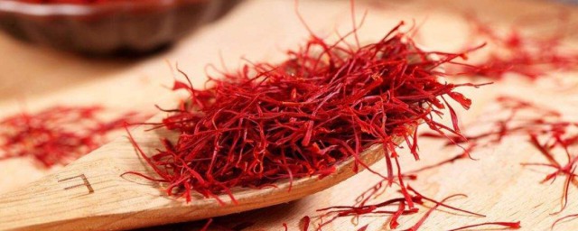 藏红花泡水的颜色是什么颜色 使用藏红花泡水喝什么颜色