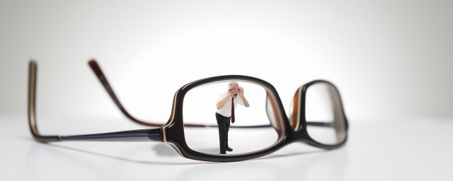 眼镜上面有油一样擦不干净怎样办? 怎样解决眼镜上面有油一样擦不干净