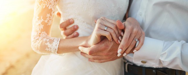 给新婚夫妇的祝福语 祝福新人结婚快乐的祝词大全