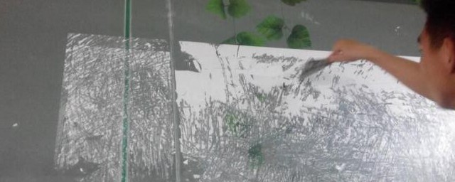 处理玻璃上的粘胶妙招 处理玻璃上的粘胶的方式