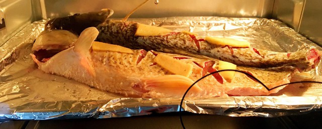 烤箱怎样把鱼烘干 电烤箱烘鱼干的做法