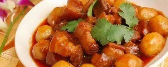 红烧肉炖土豆要怎样做 红烧肉炖土豆的做法