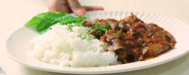 芹菜牛肉烩饭怎样做 芹菜牛肉烩饭的做法