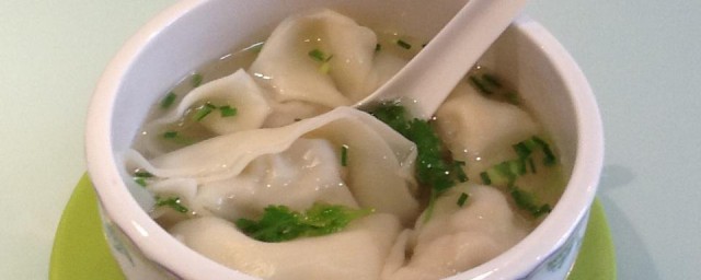 馄饨的汤汁怎样做好吃 馄饨的汤汁龙骨汤的做法简介