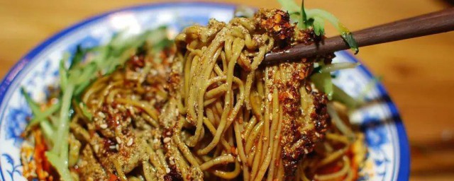 凉拌饸饹怎样调好吃 凉拌饸饹简单做法简介