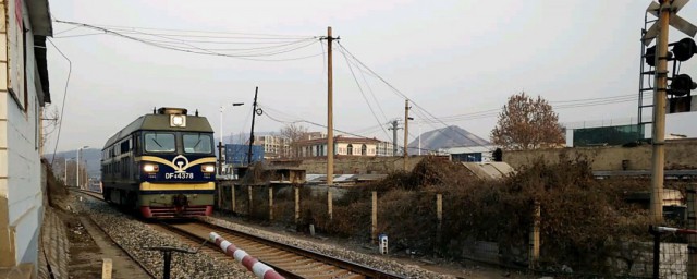 铁路也有红绿灯绿色信号灯表示这段轨道 铁路道口绿灯表示什么