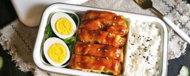 甜椒香料嫩鸡腿便当的做法 怎样制作甜椒香料嫩鸡腿便当
