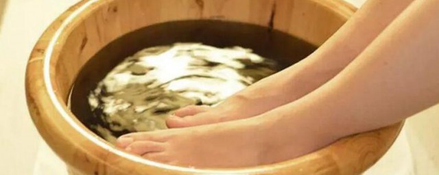 晚上用生姜水泡脚的技巧 生姜水泡脚怎样做