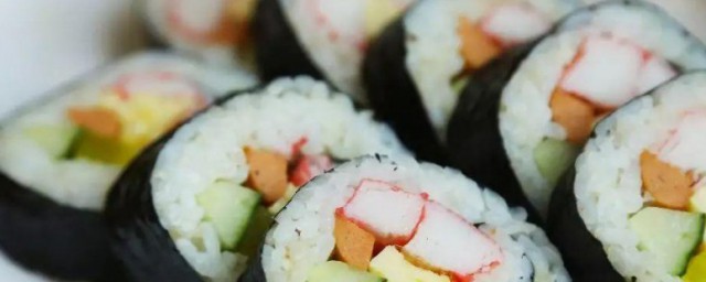 紫菜蟹棒包饭的制作方式 蟹棒紫菜包饭的做法