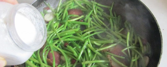 腊肉炒泥蒿的做法 腊肉炒泥蒿怎样做