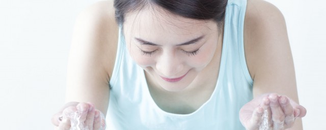洋甘菊泡水洗脸的精确技巧 洋甘菊泡水洗脸技巧简介