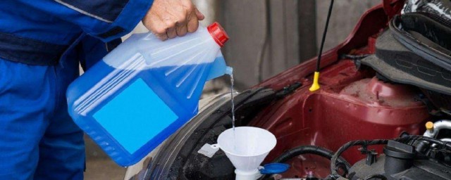 玻璃水用完了必须马上加吗 玻璃水可以用清水替代吗