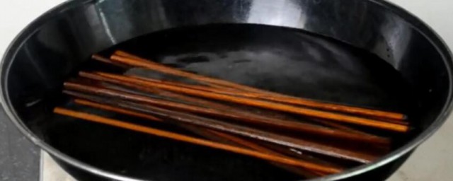 筷子用热水煮变红水有毒吗 筷子用热水煮变红水是不是有毒