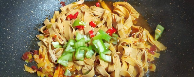 辣豆瓣酱炖干豆腐怎样做 辣豆瓣酱炖干豆腐的做法