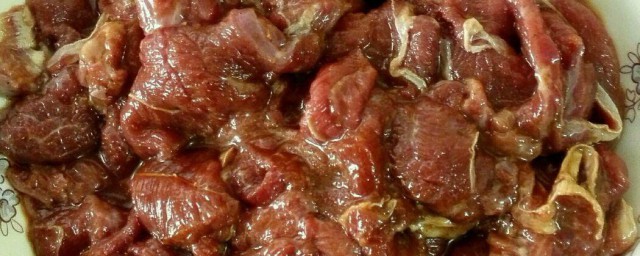 炭烤羊肉腌制要领 如何腌制炭烤羊肉