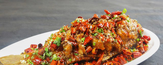 酥鲫鱼怎样做 酥鲫鱼的制作技巧